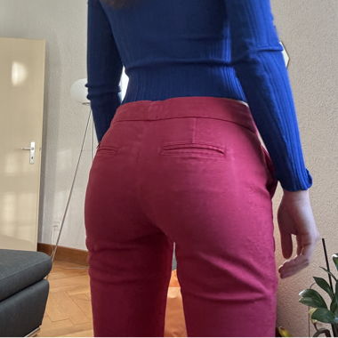 Pantaloni rossi con ricamo